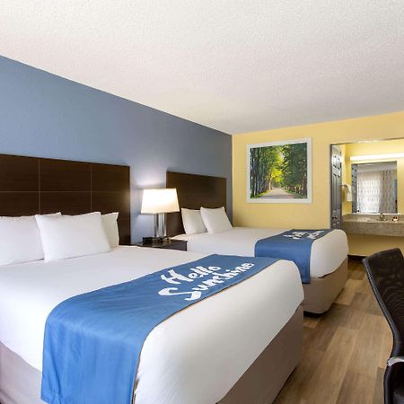 Days Inn By Wyndham Greensboro Airport Dış mekan fotoğraf