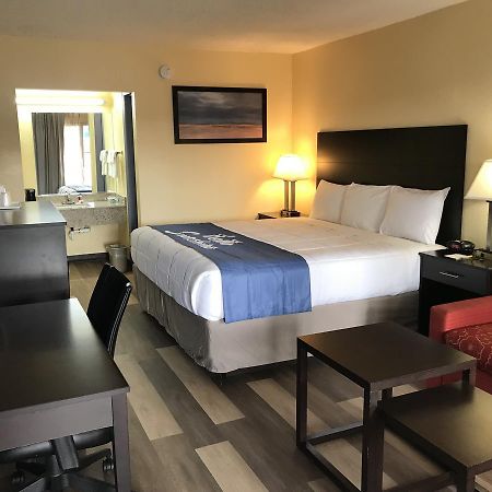 Days Inn By Wyndham Greensboro Airport Dış mekan fotoğraf