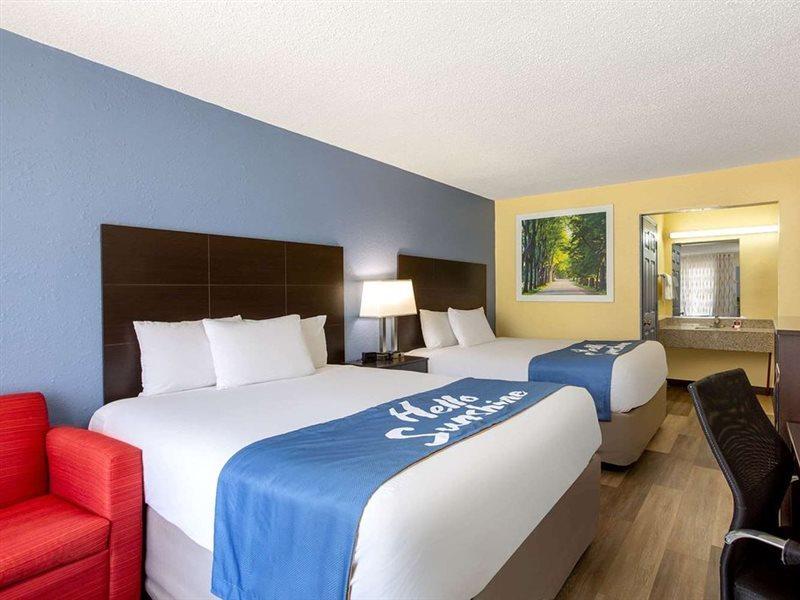 Days Inn By Wyndham Greensboro Airport Dış mekan fotoğraf