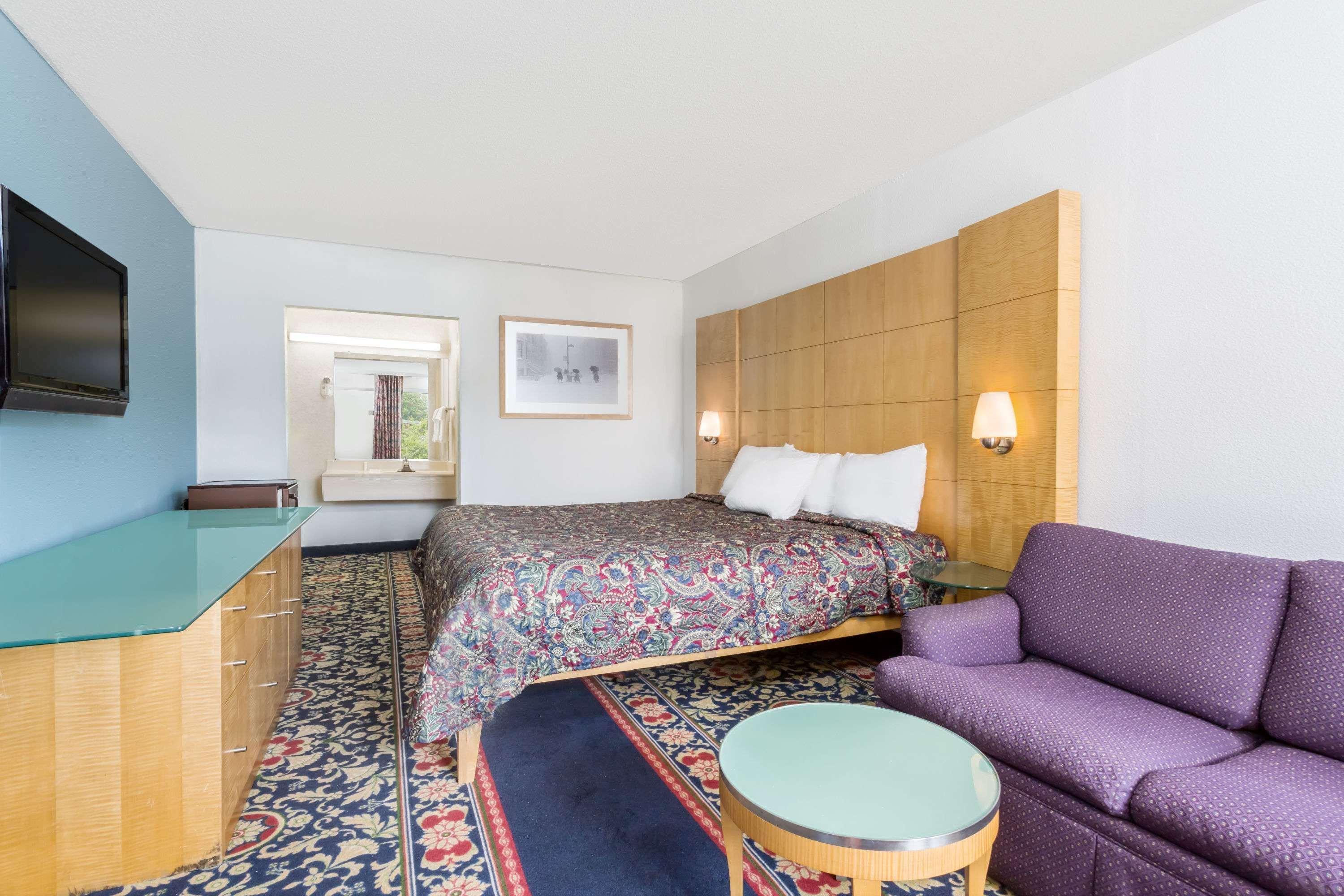 Days Inn By Wyndham Greensboro Airport Dış mekan fotoğraf