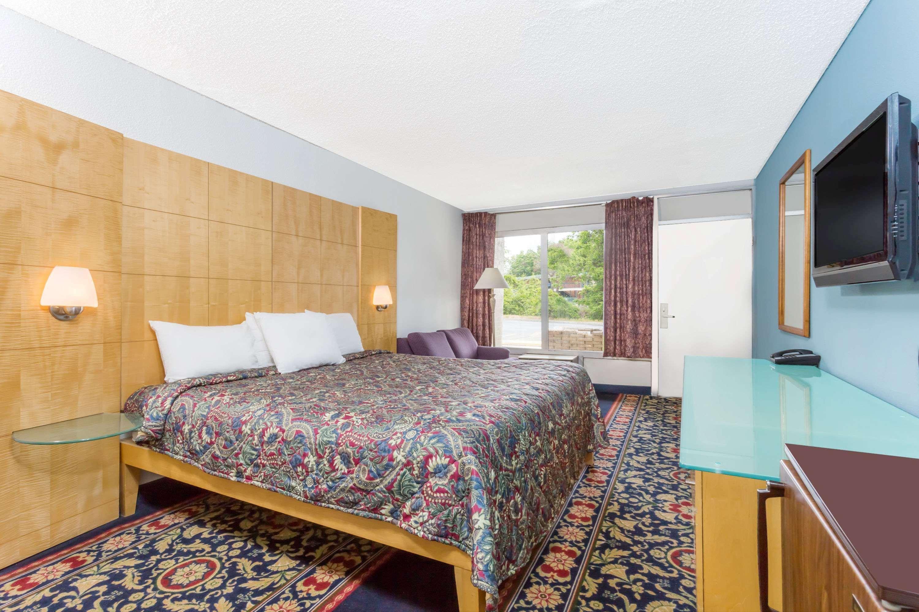 Days Inn By Wyndham Greensboro Airport Dış mekan fotoğraf