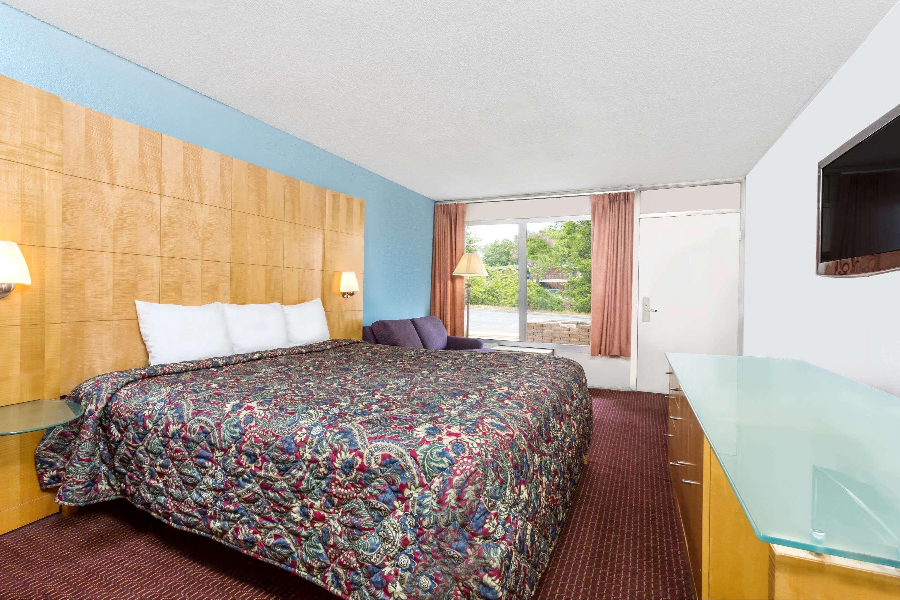 Days Inn By Wyndham Greensboro Airport Dış mekan fotoğraf