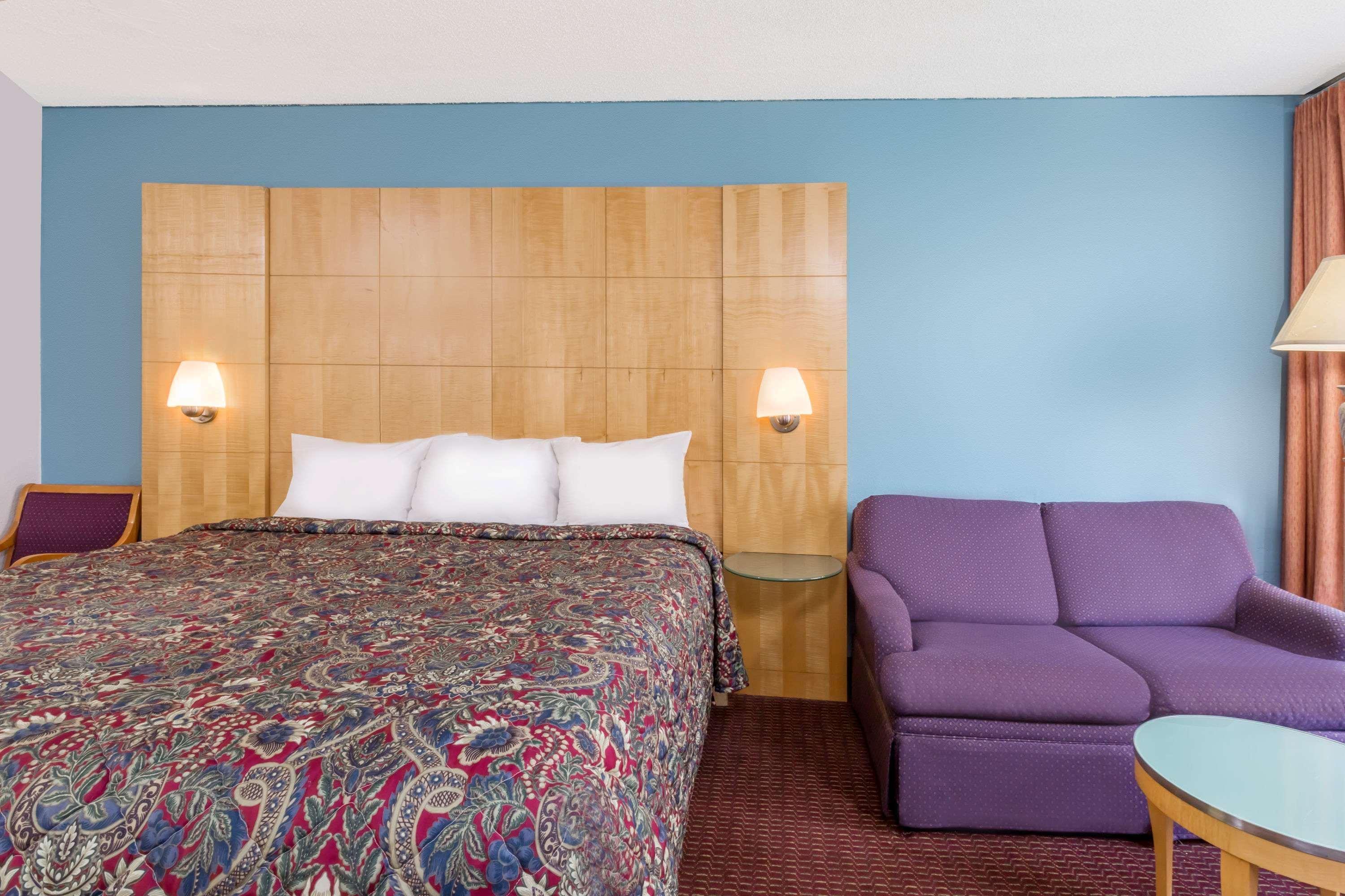 Days Inn By Wyndham Greensboro Airport Dış mekan fotoğraf
