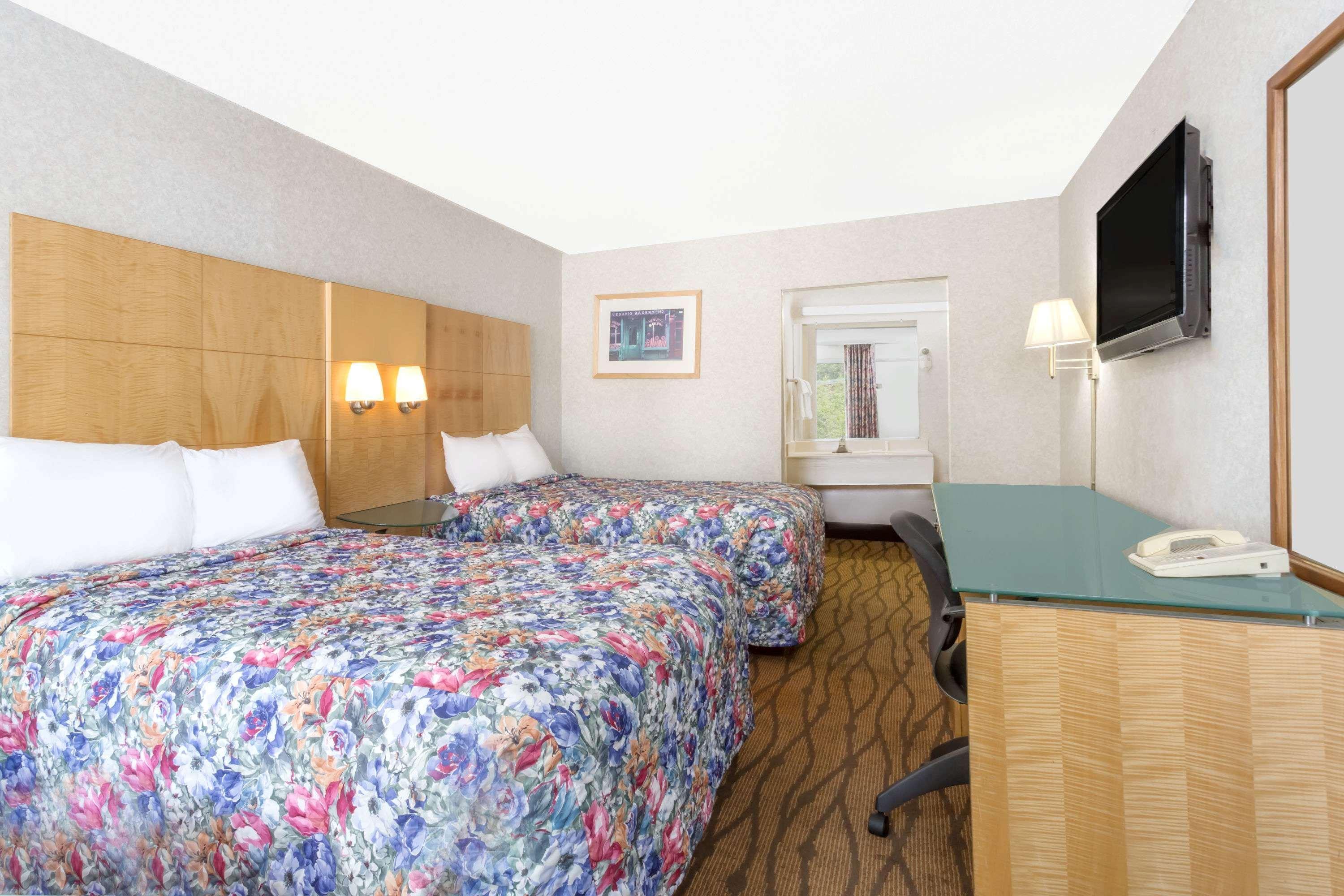 Days Inn By Wyndham Greensboro Airport Dış mekan fotoğraf