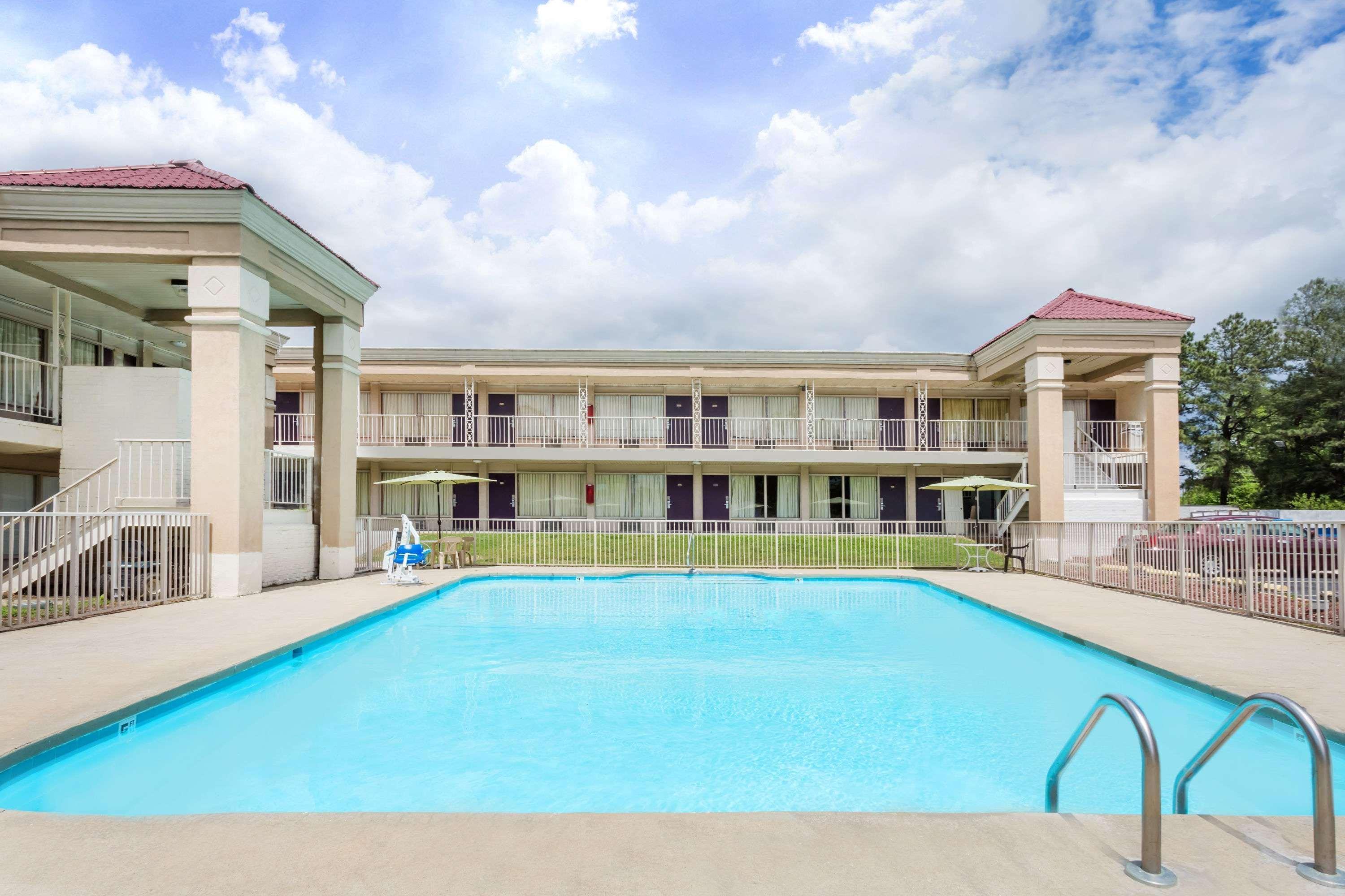 Days Inn By Wyndham Greensboro Airport Dış mekan fotoğraf