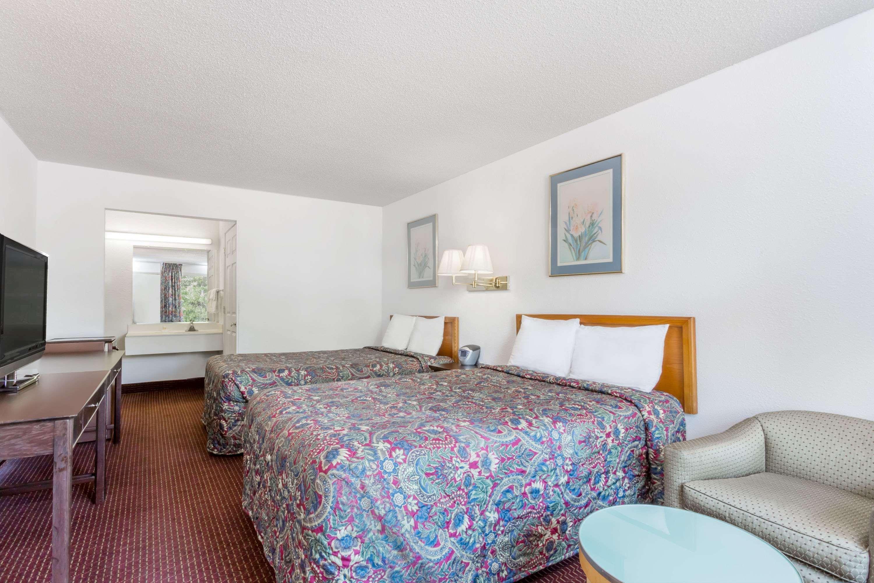 Days Inn By Wyndham Greensboro Airport Dış mekan fotoğraf