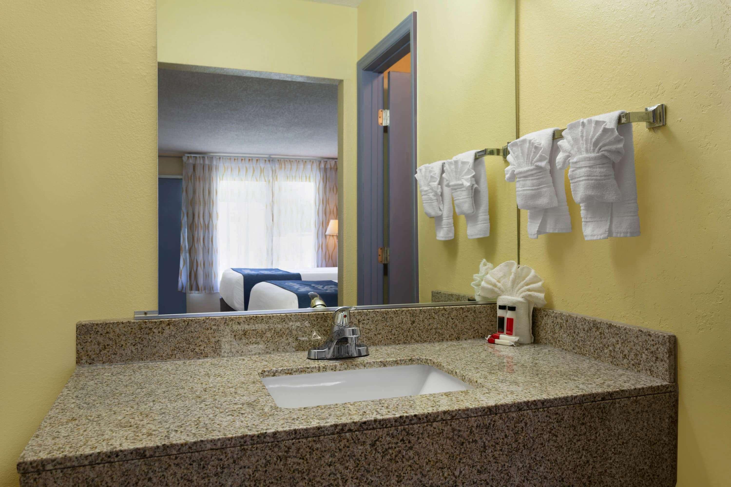 Days Inn By Wyndham Greensboro Airport Dış mekan fotoğraf