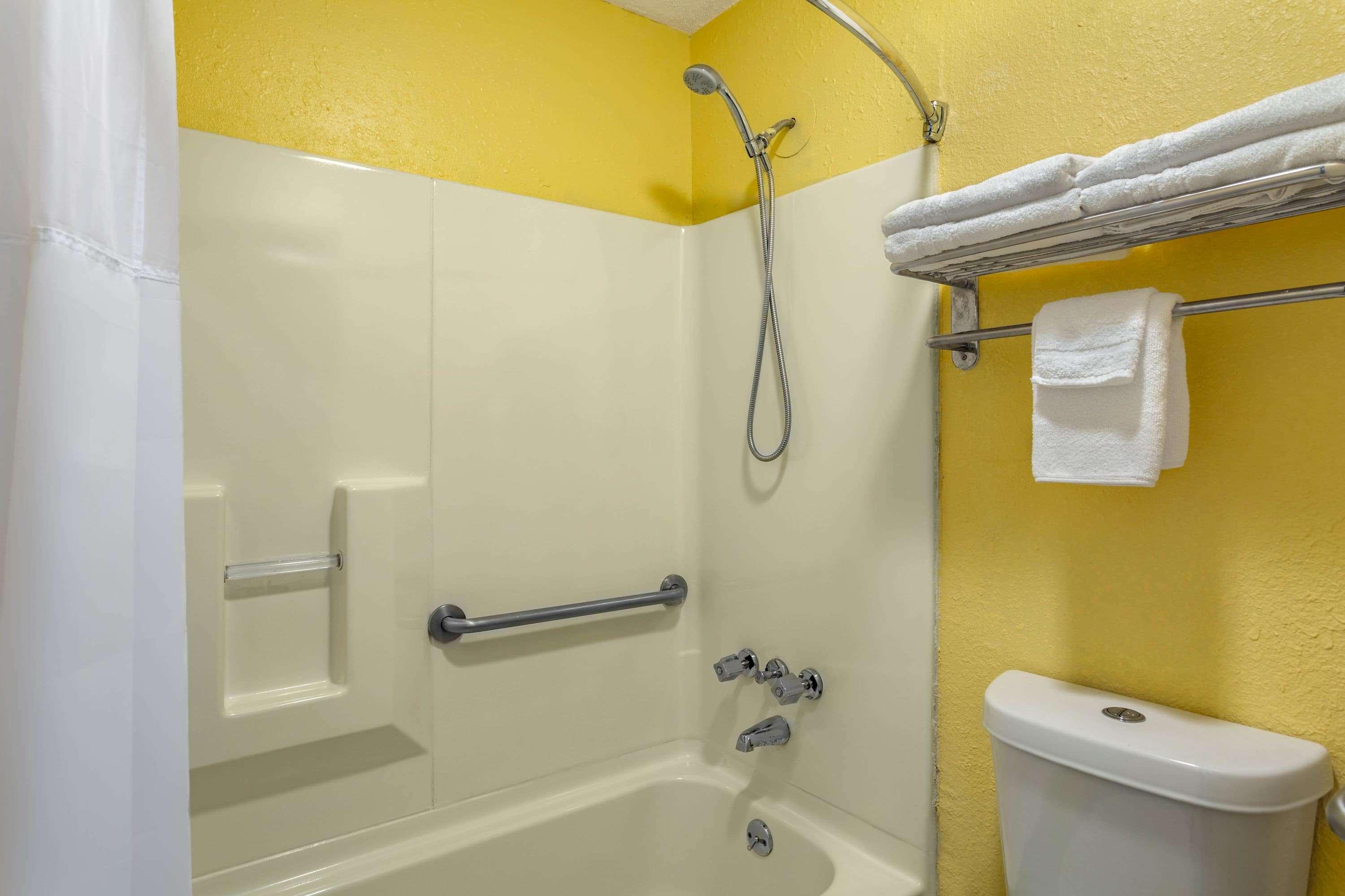 Days Inn By Wyndham Greensboro Airport Dış mekan fotoğraf