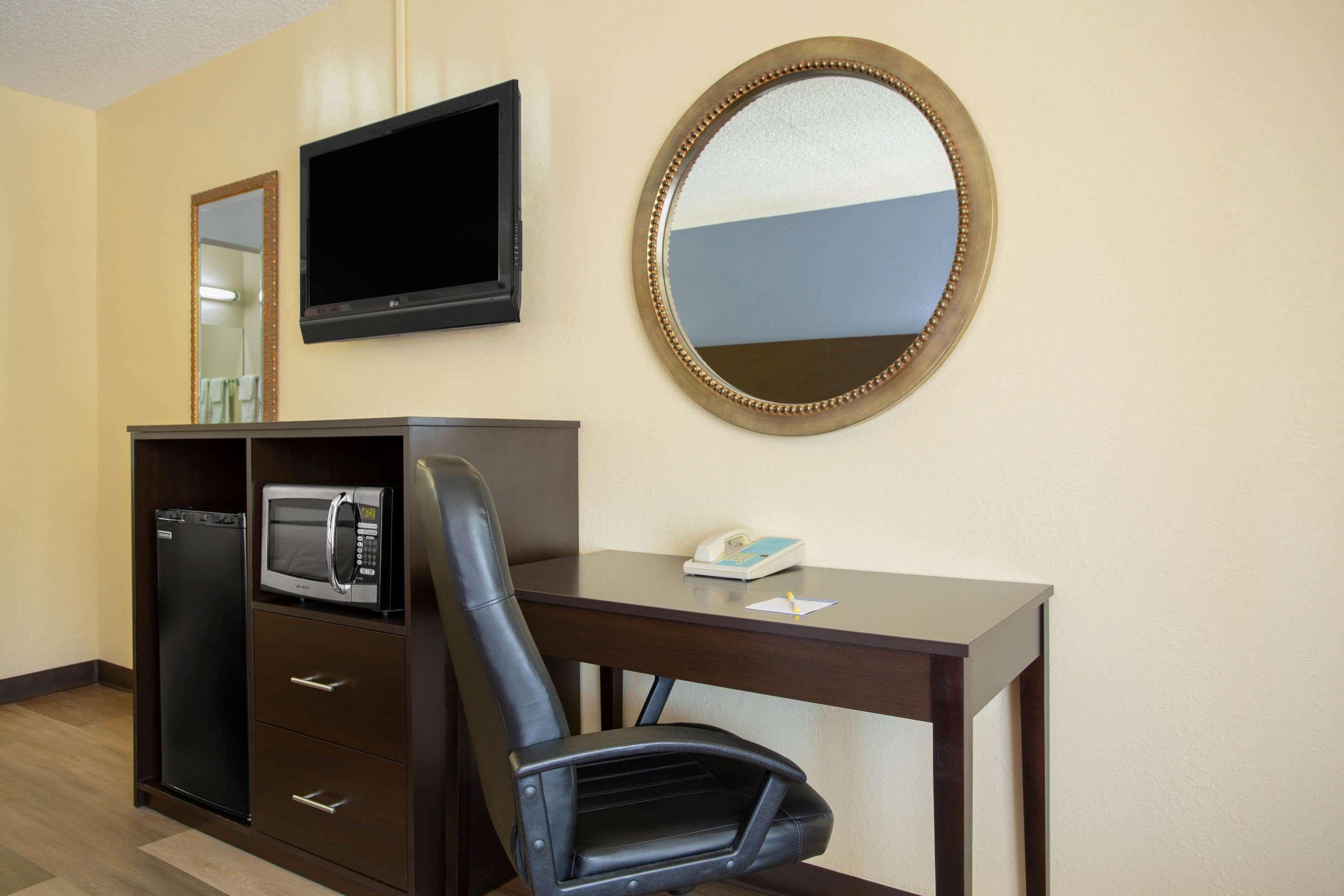Days Inn By Wyndham Greensboro Airport Dış mekan fotoğraf