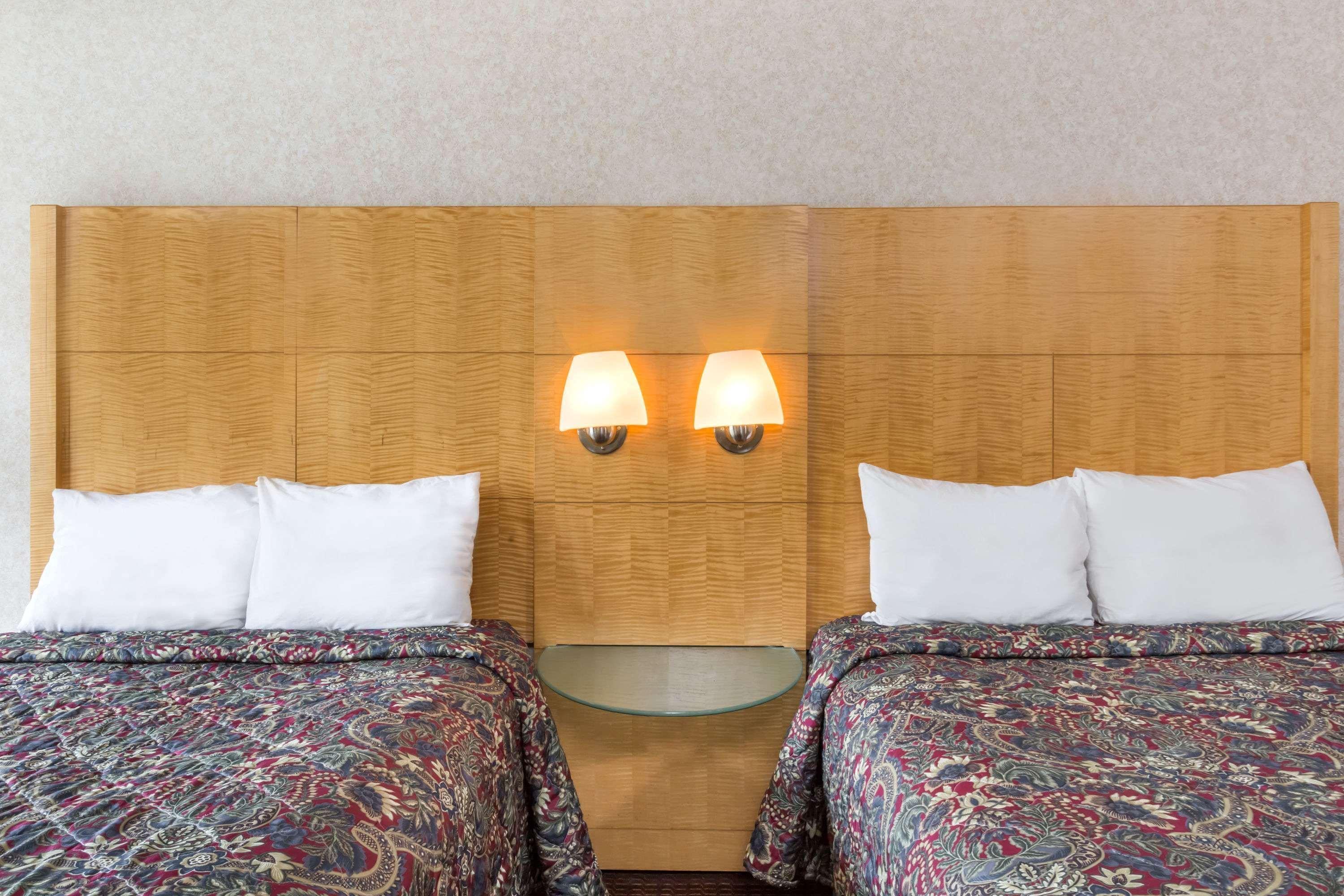 Days Inn By Wyndham Greensboro Airport Dış mekan fotoğraf