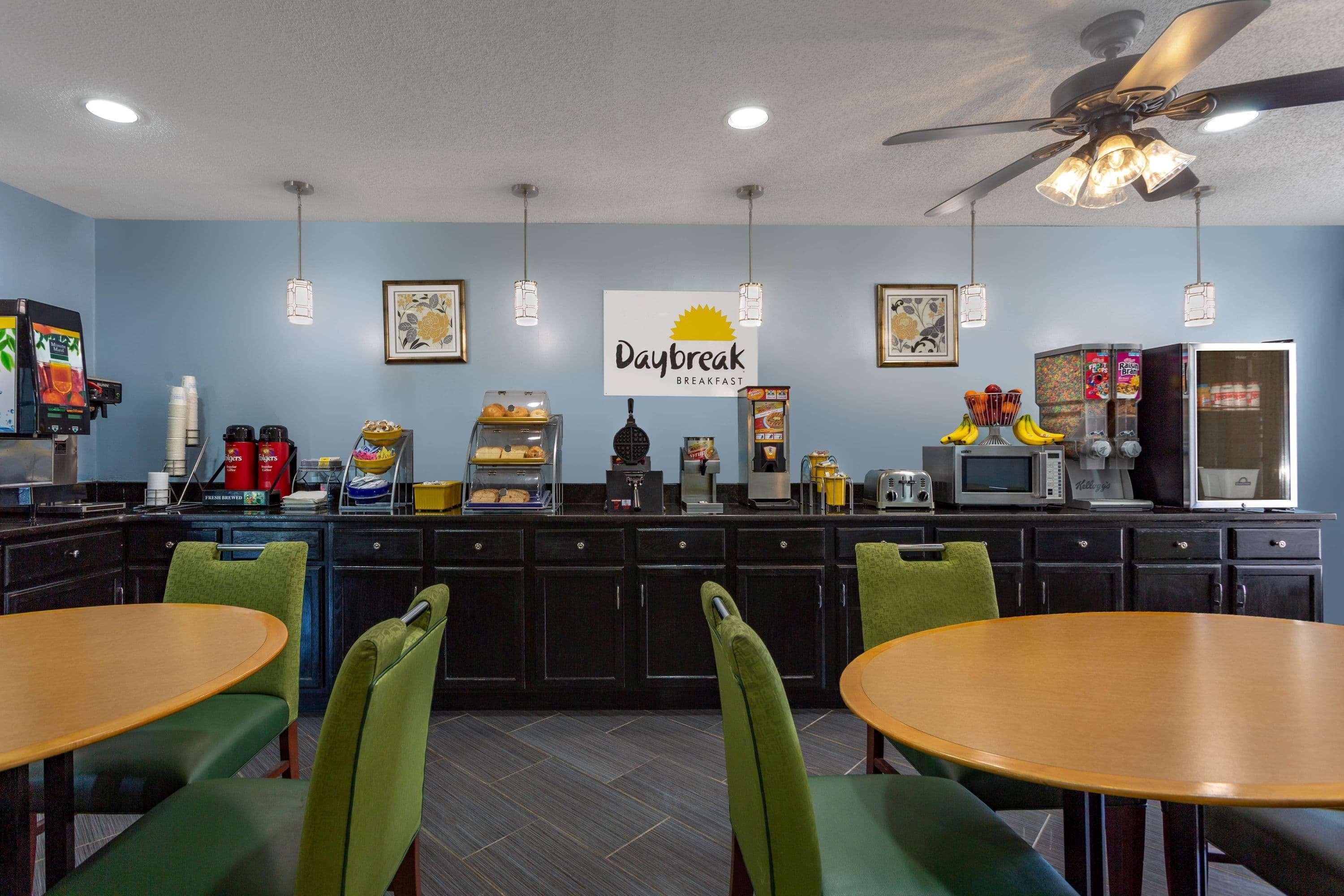 Days Inn By Wyndham Greensboro Airport Dış mekan fotoğraf